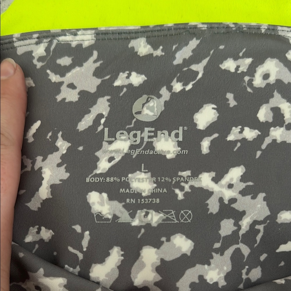 Stylish Gray Patterned Leggings - image 2